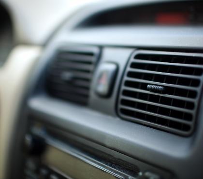 Kratki wentylacyjne w samochodzie i radio